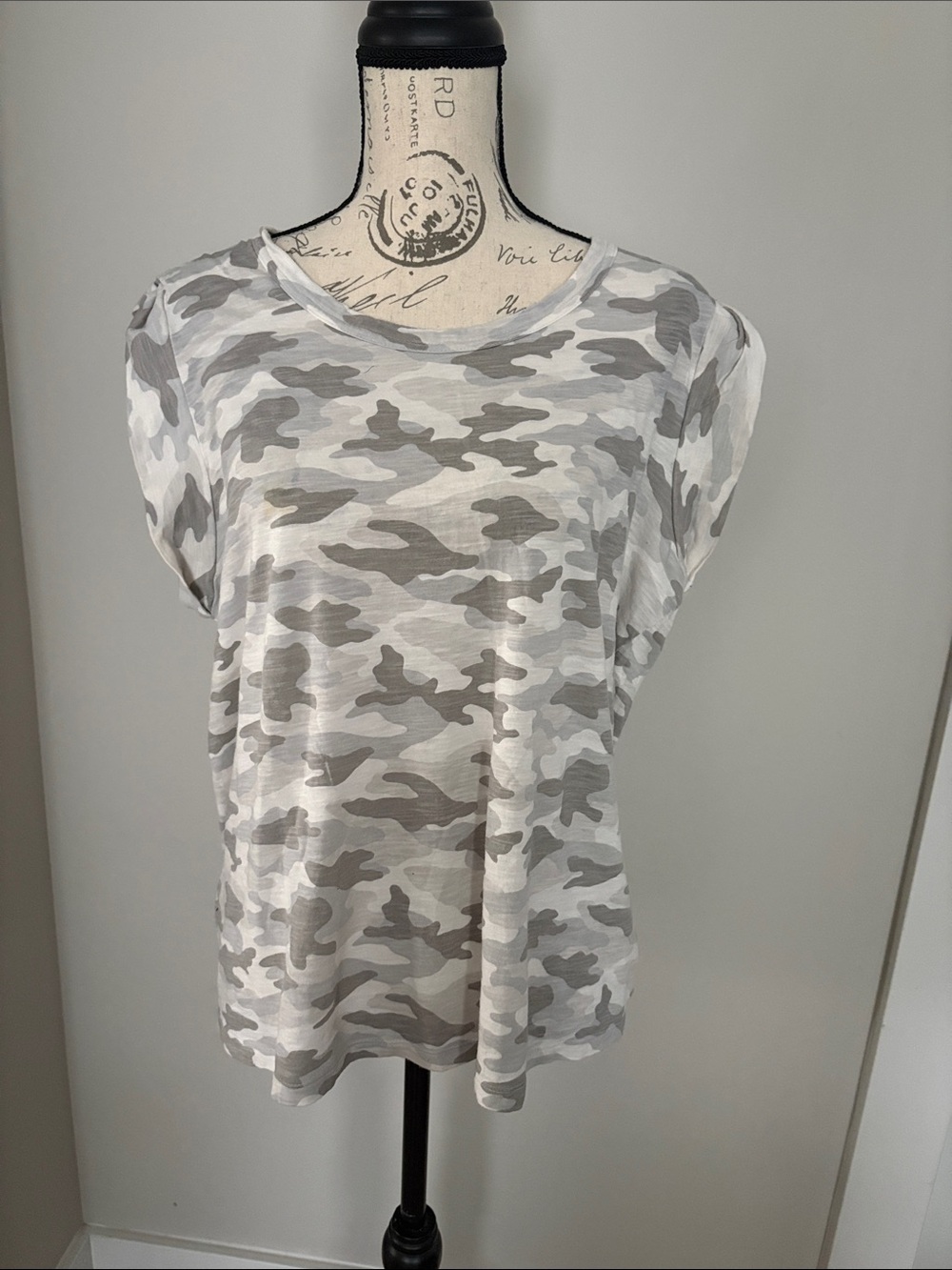 Banana Republic XL Gray & White Camo Short Sleeve Tee
